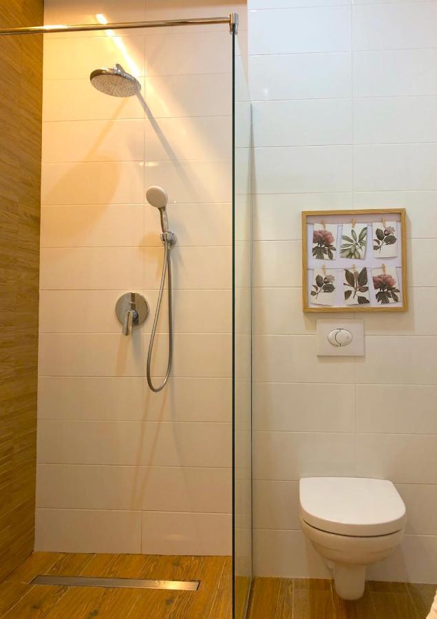 Centrally Located Apartment Overlooking Vermanes Park Riga Buitenkant foto