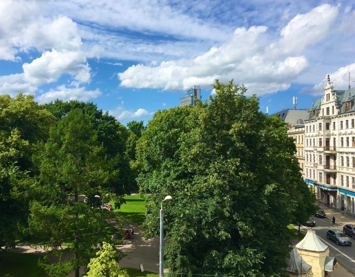Centrally Located Apartment Overlooking Vermanes Park Riga Buitenkant foto