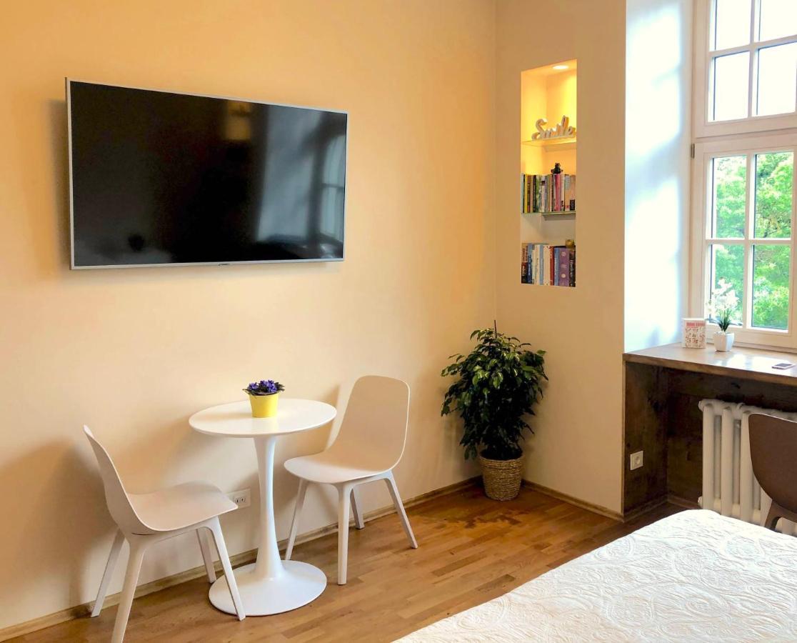 Centrally Located Apartment Overlooking Vermanes Park Riga Buitenkant foto