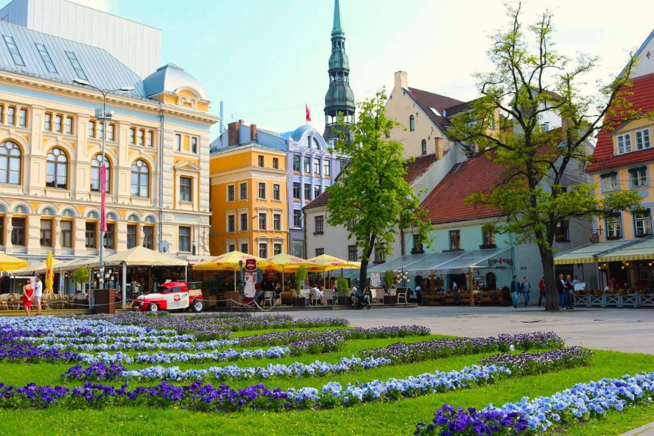 Centrally Located Apartment Overlooking Vermanes Park Riga Buitenkant foto