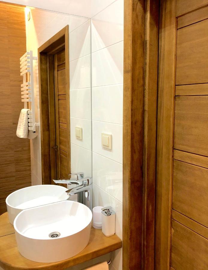 Centrally Located Apartment Overlooking Vermanes Park Riga Buitenkant foto
