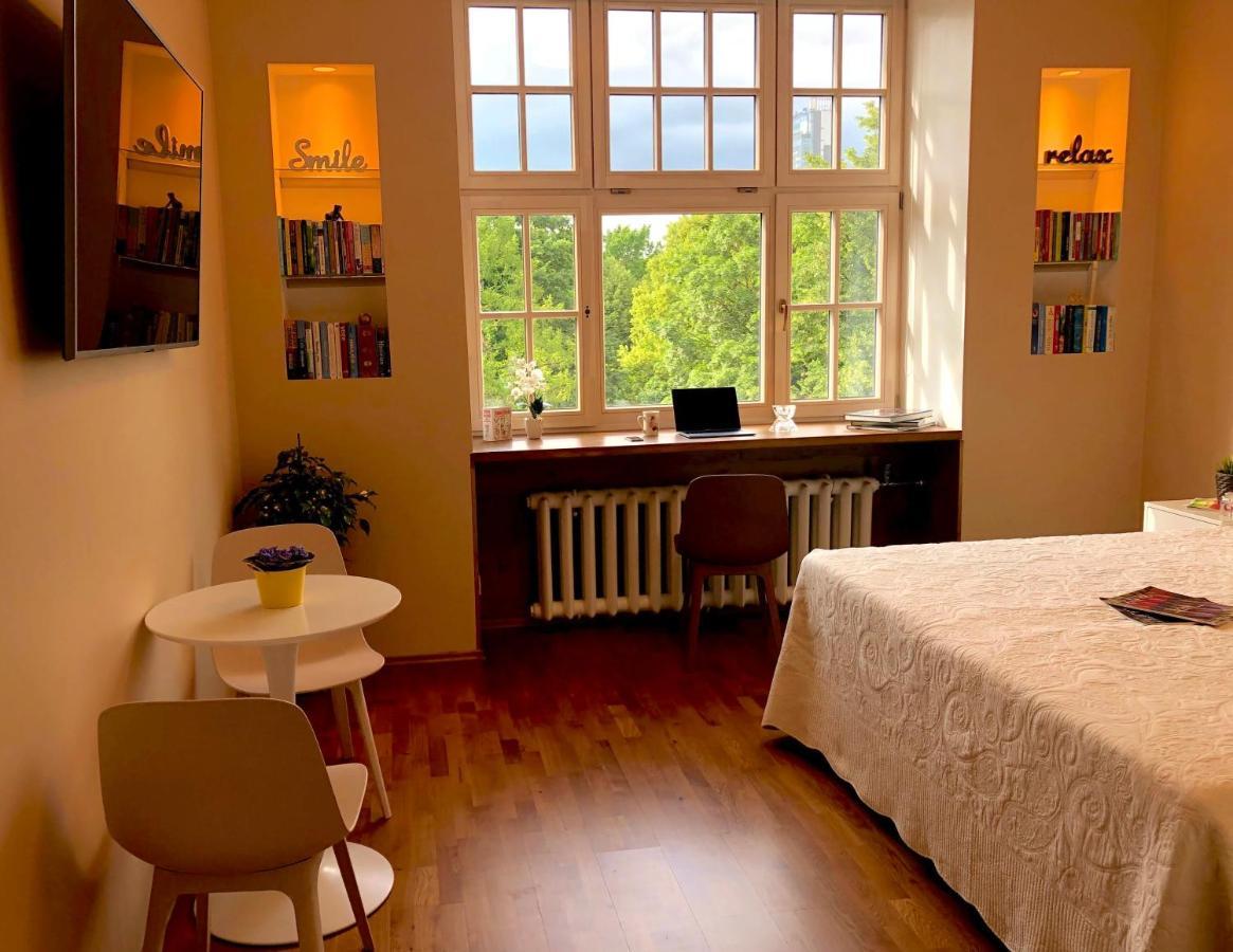 Centrally Located Apartment Overlooking Vermanes Park Riga Buitenkant foto